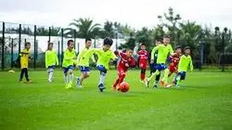 洪欣五十岁携女出行显疲惫，张丹峰身影缺席