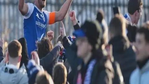 利物浦罕见滑落，强敌并肩前行，积分榜位次突变！